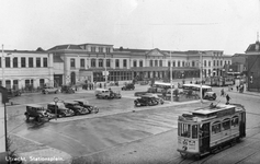 86385 Gezicht op het Stationsplein te Utrecht, met het Centraal Station. Rechts op de voorgrond een electrische tram ...